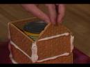 Nasıl Graham Kraker Gösterişli Evler Yapmak: Buzlanma Graham Kraker Gingerbread House Birleştirmek İçin Kullanma Resim 4