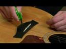 Nasıl Bir Akustik Gitar Üzerinde Dizeleri Değiştirmek İçin: Nasıl Köprü Çıkarın Ve Gitar Çekmek İçin Dizeleri Resim 4