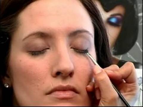 Nasıl Angelina Jolie Makyaj Uygulanması : Angelina Jolie Makyaj Bir Görünüm İçin Eyeliner Uygulama 