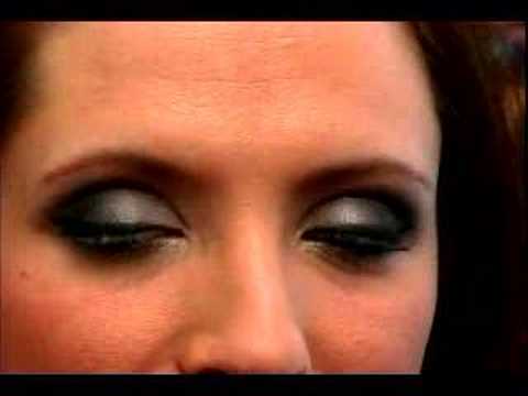 Nasıl Bir Carmen Electra Makyaj Göz Uygulanır: Bir Carmen Electra Makyaj Göz İçin Göz Kalemi Göz Kapağı İçinde Uygulamak