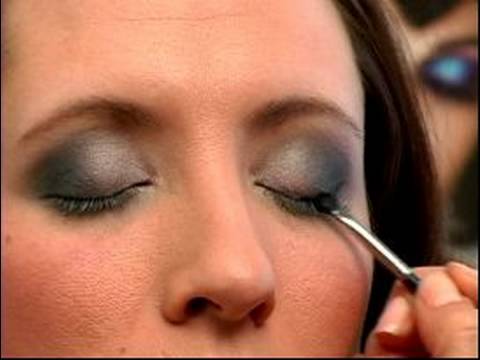 Nasıl Bir Carmen Electra Makyaj Göz Uygulanır: Bir Carmen Electra Makyaj Göz İçin Göz Kalemi Uygulama Resim 1