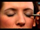 Nasıl Bir Carmen Electra Makyaj Göz Uygulanır: Bir Carmen Electra Makyaj Göz İçin Göz Kapağı Renk Uygulama