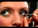 Nasıl Bir Cameron Diaz Makyaj Göz Uygulanır: Bir Cameron Diaz Makyaj Göz İçin Göz Kapağı Makyaj Uygulamak Resim 3