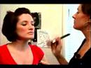 Nasıl Bir Carmen Electra Makyaj Göz Uygulanır: Bir Carmen Electra Makyaj Göz İçin Allık Uygulayarak Resim 3