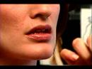 Nasıl Bir Carmen Electra Makyaj Göz Uygulanır: Bir Carmen Electra Makyaj Göz İçin Dudak Rengi Uygulama Resim 3