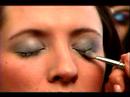 Nasıl Bir Carmen Electra Makyaj Göz Uygulanır: Bir Carmen Electra Makyaj Göz İçin Göz Farı Uygulamak Resim 3