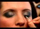 Nasıl Bir Carmen Electra Makyaj Göz Uygulanır: Bir Carmen Electra Makyaj Göz İçin Göz Kalemi Uygulama Resim 3
