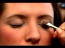Nasıl Bir Carmen Electra Makyaj Göz Uygulanır: Bir Carmen Electra Makyaj Göz İçin Göz Kapağı Renk Uygulama Resim 3