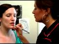 Nasıl Bir Cameron Diaz Makyaj Göz Uygulanır: Deri Bir Cameron Diaz Makyaj Göz Uygulamak İçin Hazırlanıyor Resim 4