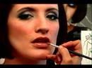 Nasıl Bir Carmen Electra Makyaj Göz Uygulanır: Bir Carmen Electra Makyaj Göz İçin Dudak Rengi Uygulama Resim 4