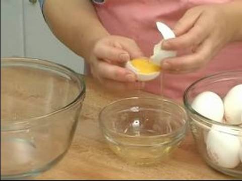 Nasıl Limon Mousse Yapmak İçin : Limon Kreması İçin Yumurtaları Ayırmak  Resim 1