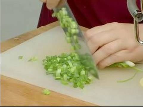 Yunan Salatası Tarifi: Chop Scallions Yunan Salata Katmanlı Yunan Salatası İçin