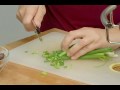 Yunan Salatası Tarifi: Chop Scallions Yunan Salata Katmanlı Yunan Salatası İçin