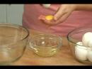 Nasıl Limon Mousse Yapmak İçin : Limon Kreması İçin Yumurtaları Ayırmak  Resim 3