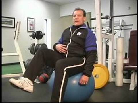 Çekirdek Egzersizler: Tek Bacak Kaldırma Bir Egzersiz Ball Çekirdek Eğitim İçin Resim 1