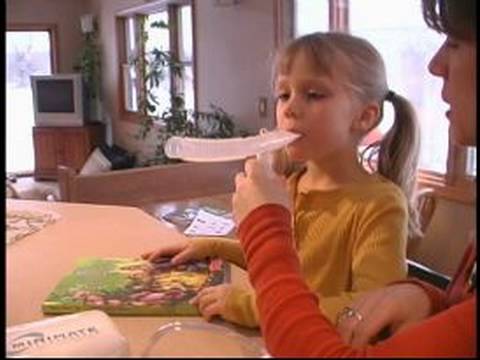 Nasıl Bir Nebulizatör Kullanılır: Bir Çocukla Nebulizatör Değnek Kullanmayı Resim 1