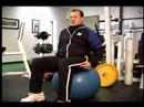 Çekirdek Egzersizler: Tek Bacak Kaldırma Bir Egzersiz Ball Çekirdek Eğitim İçin Resim 3