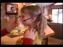 Nasıl Bir Nebulizatör Kullanılır: Bir Çocukla Nebulizatör Maskesi Kullanma Resim 3