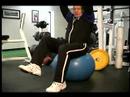 Çekirdek Egzersizler: Tek Bacak Kaldırma Bir Egzersiz Ball Çekirdek Eğitim İçin Resim 4