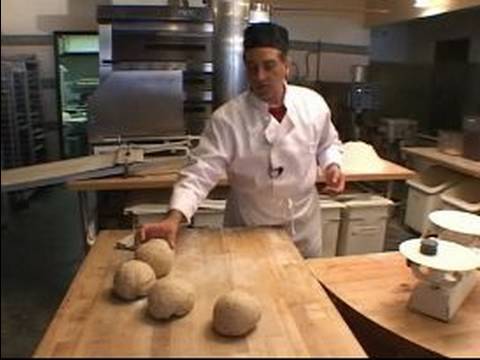 Geleneksel Pişmiş Mal Yapmak İçin Nasıl : Pişirme Sırasında Ekmek Yoğurmak İçin Nasıl 