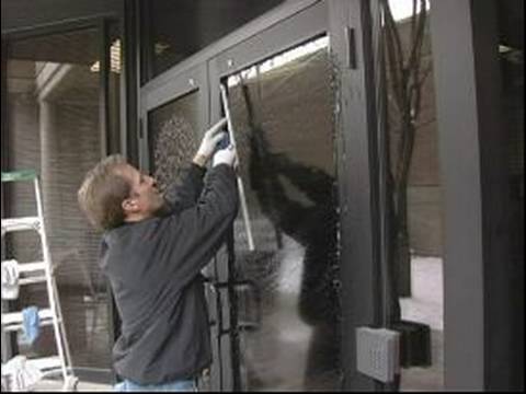 Nasıl Temiz Dış Pencere Eşiği: Pencere Çizgiler Bir Çekçek Kullanırken Önleme Resim 1