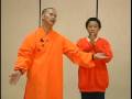 Shaolin Kung Fu'su Uzanır Ve Hamle: Yan Bacak İtme Shaolin Kung Fu