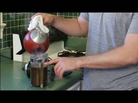 Fransız Basın Kahve Yapmak: Bir Kahve Kahve Makinesi Su Ekleyerek