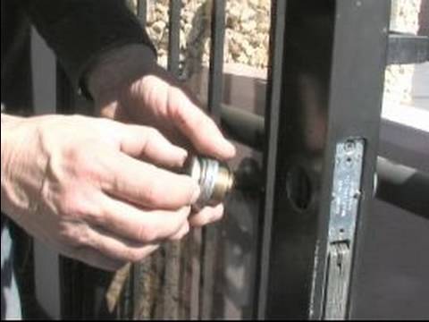 Nasıl Kapı Kilitleri Yerine: Kapı Kilit Dış Silindir Değiştirme Resim 1