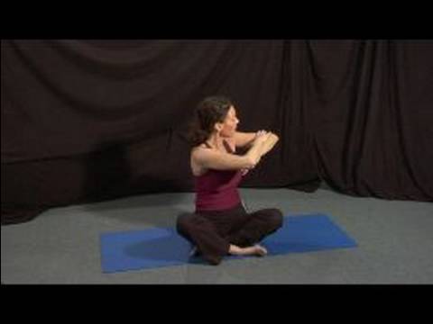 Yoga Egzersizleri Soğumasını: Yoga Twist Oturmuş. Resim 1