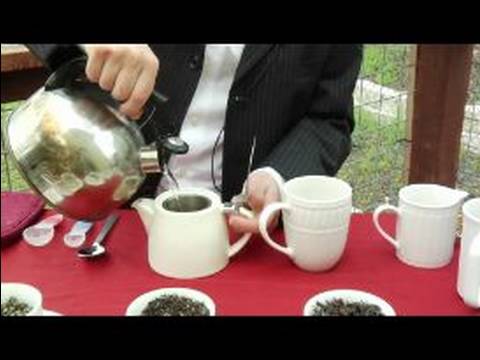 Çay Demleme Temelleri: Çaydanlık Ve Teacups Isınma