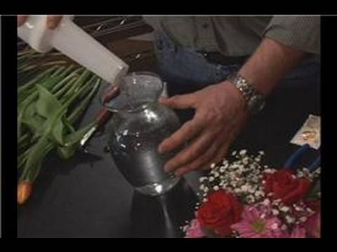 Lale Çiçek Aranjmanları: Lale Çiçek Aranjmanları: Bir Vazo Hazırlanıyor