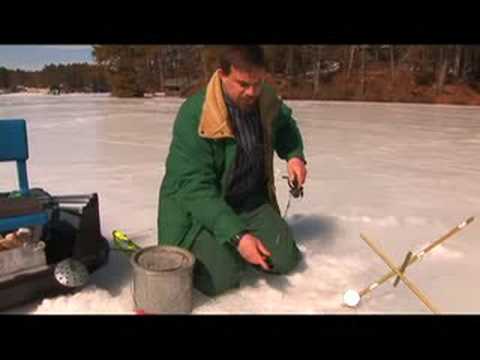 Buzda Balık Avı: İleri Teknikler : Buz Balıkçı Jig Yaparken Balık Çekiyor 