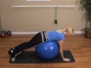 İstikrar Ball Çekirdek Egzersizler: İstikrar Ball Eğilimli Bacak Kaldırma Egzersiz