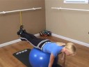 İstikrar Ball Çekirdek Egzersizler: İstikrar Ball Eğilimli Bacak Kaldırma Egzersiz Resim 3