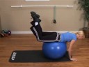 İstikrar Ball Çekirdek Egzersizler: İstikrar Ball Eğilimli Diz Lift Egzersiz Resim 3