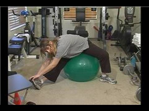 Egzersiz Topları İle Esnekliği : Bir Egzersiz Topu Üzerinde Esneklik İçin Bacak Uzanır 