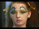 Fantezi Göz Makyajı: Gümüş Göz Farı İçin Fantastik Makyaj Uygulamak. Resim 4