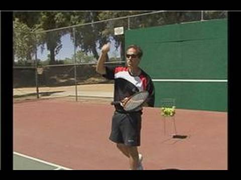 Gelişmiş Tenis Hizmet Eder : Bir Güç İçin Bir Tenis Topu Hizmet Savurma 