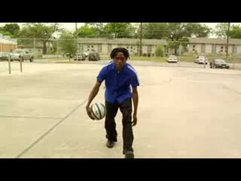 Temel Basketbol Hareketleri & Matkaplar : Basketbol Hareketleri: Bacakları Arasında Top Sürme 