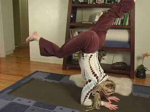 Yoga Üst Vücut Gücü İçin Poz : Yoga Tavuskuşu Üst Vücut Gücü İçin Poz  Resim 1