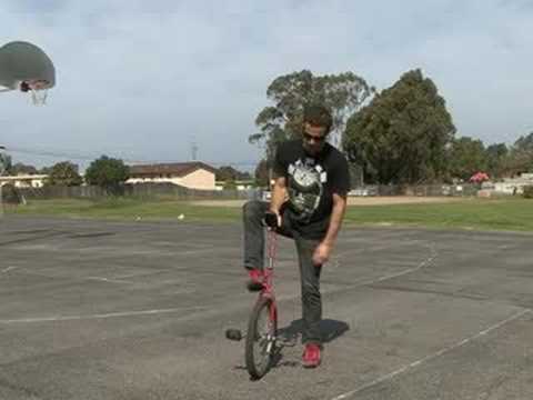 Nasıl Bir Tek Tekerlekli Sirk Bisikletine Binmek İçin: Bir Tek Tekerlekli Sirk Bisikletine Üzerinde Rölanti Ayak Resim 1