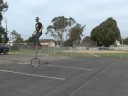 Nasıl Bir Tek Tekerlekli Sirk Bisikletine Binmek: Altı Ayak Tek Tekerlekli Sirk Bisikletine Binme Resim 4