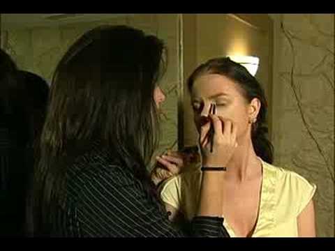 Kadınlar İçin Makyaj Teknikleri Sahne: Beyaz Göz Farı Aşamasında Makyaj İçin Uygulamak