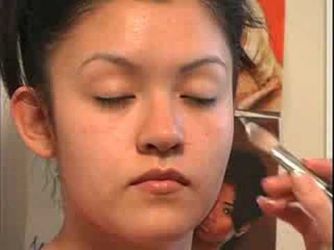 Pembe Göz Makyajı: Cilt Bakımı Hazırlık İçin Makyaj