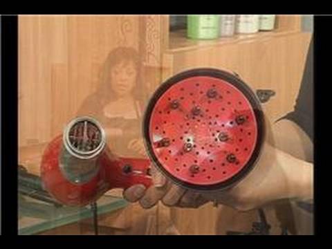: Saç Şekillendirme Araçlarla Bir Saç Kurutma Makinesi Resim 1
