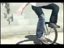Nasıl Bir Tek Tekerlekli Sirk Bisikletine Binmek: Tek Tekerlekli Sirk Bisikletine Üzerinde Pedal Resim 3
