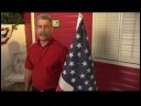 Nasıl Bir Amerikan Bayrağı Ele : Çapraz Elemanların Duvarlara Karşı Bir Bayrak İle Bir Amerikan Bayrağı Asılı 