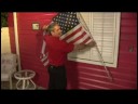 Nasıl Bir Amerikan Bayrağı Ele : Çapraz Elemanların Duvarlara Karşı Bir Bayrak İle Bir Amerikan Bayrağı Asılı  Resim 3