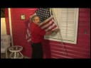 Nasıl Bir Amerikan Bayrağı Ele : Çapraz Elemanların Duvarlara Karşı Bir Bayrak İle Bir Amerikan Bayrağı Asılı  Resim 4