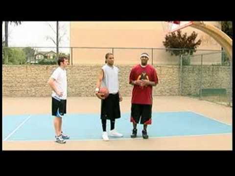 Nasıl Basketbolda Rebound : Basketbol İpuçları: İki Eliyle Ribaund Kapma  Resim 1